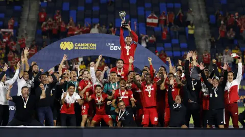 CARSON, CALIFORNIA - JULY 20: Ernesto Vega #9 of Toluca holds the championship trophy after defeating Club América, 3-1, in the final match of Campeon de Campeones 2024-25 at Dignity Health Sports Park on July 20, 2025 in Carson, California.   Kevork Djansezian/Getty Images/AFP (Photo by KEVORK DJANSEZIAN / GETTY IMAGES NORTH AMERICA / Getty Images via AFP)