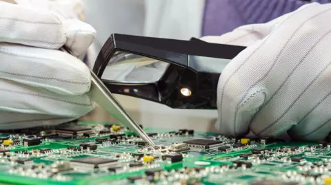 El arsénico, cesio, espato flúor, galio, grafito e indio son algunos elementos que vienen en su totalidad de países como China y México.