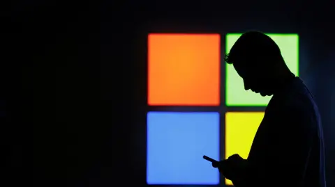 El ataque global al software de servidor de Microsoft, utilizado por miles de organismos públicos y empresas para compartir documentos dentro de las organizaciones, podría ser obra de un único actor, según un investigador de ciberseguridad.

Para más información del tema, visita: https://www.eleconomista.com.mx/tecnologia/ciberataque-servidores-sharepoint-microsoft-deberse-unico-actor-20250721-769046.html

¡Síguenos en nuestras redes sociales para mantenerte informado!

Twitter: https://twitter.com/eleconomista 
Facebook: https://www.facebook.com/ElEconomista.mx
Instagram: https://www.instagram.com/eleconomistamx
LinkedIn: https://www.linkedin.com/company/el-economista/

#ElEconomista #EETV
