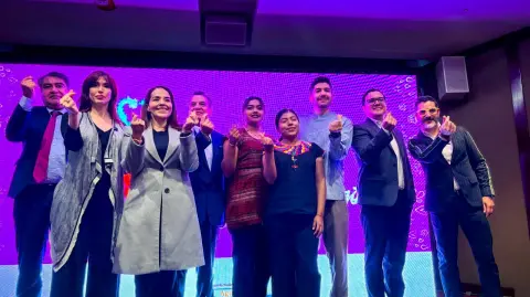 La presentación de la campaña contó con la presencia de Raúl Rodríguez, presidente del Consejo Consultivo del Agua; Shanni Mora y Rosa Mendoza, ganadoras del Premio Mundial Juvenil del Agua en 2024; Javier Buenrostro Sánchez, de Conagua; Paola Félix Díaz, coordinadora general del Acuerdo Nacional por los Derechos Humanos al Agua y la Sustentabilidad; y Patricia Hernández, directora general de la Asociación Nacional de Entidades de Aguas y Saneamiento.