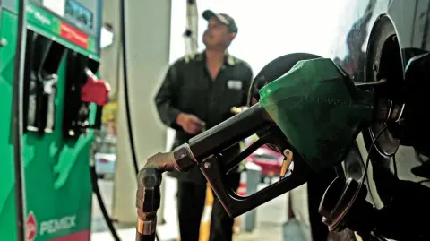 A unos días de que el pacto voluntario para bajar la gasolina Magna a menos de 24 pesos por litro cumpla cinco de los seis meses inicialmente acordados, especialistas del sector aseguraron que lo más probable es que el mismo se vaya a renovar hasta finales del 2025.

Para más información del tema, visita: https://www.eleconomista.com.mx/economia/renovarian-pacto-voluntario-bajar-gasolina-finales-20250721-769180.html

¡Síguenos en nuestras redes sociales para mantenerte informado!

Twitter: https://twitter.com/eleconomista 
Facebook: https://www.facebook.com/ElEconomista.mx
Instagram: https://www.instagram.com/eleconomistamx
LinkedIn: https://www.linkedin.com/company/el-economista/

#ElEconomista #EETV