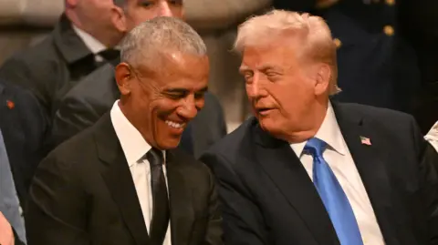 El presidente de Estados Unidos acusó al demócrata de haberlo vinculado falsamente con Rusia.

Para más información del tema, visita: https://www.eleconomista.com.mx/internacionales/donald-trump-acusa-obama-traicion-presuntamente-socavar-campana-20250722-769285.html

¡Síguenos en nuestras redes sociales para mantenerte informado!

Twitter: https://twitter.com/eleconomista 
Facebook: https://www.facebook.com/ElEconomista.mx
Instagram: https://www.instagram.com/eleconomistamx
LinkedIn: https://www.linkedin.com/company/el-economista/

#ElEconomista #EETV