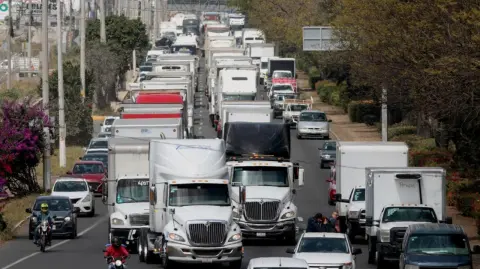 El sindicato ACME movilizará a sus afiliados este miércoles 23 de julio en protesta por la desaparición de su coordinador en Jilotepec; advierten cierres en seis autopistas clave.

Para más información del tema, visita: https://www.eleconomista.com.mx/politica/transportistas-bloquean-mexico-queretaro-mexico-pachuca-desaparicion-dirigente-20250723-769428.html

¡Síguenos en nuestras redes sociales para mantenerte informado!

Twitter: https://twitter.com/eleconomista 
Facebook: https://www.facebook.com/ElEconomista.mx
Instagram: https://www.instagram.com/eleconomistamx
LinkedIn: https://www.linkedin.com/company/el-economista/

#ElEconomista #EETV