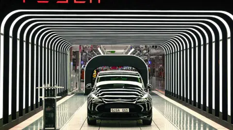 La compañía registró el mayor descenso de sus ingresos trimestrales en más de una década, un 12%, mientras lucha contra la fuerte competencia de vehículos eléctricos más baratos.

Para más información del tema, visita: https://www.eleconomista.com.mx/empresas/tesla-lanza-primer-modelo-economico-pese-caida-ingresos-presion-mercado-20250723-769472.html

¡Síguenos en nuestras redes sociales para mantenerte informado!

Twitter: https://twitter.com/eleconomista 
Facebook: https://www.facebook.com/ElEconomista.mx
Instagram: https://www.instagram.com/eleconomistamx
LinkedIn: https://www.linkedin.com/company/el-economista/

#ElEconomista #EETV #Tesla