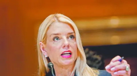 El periódico WSJ revela que la fiscal general le confirmó al presidente en mayo que su nombre está en la polémica lista.