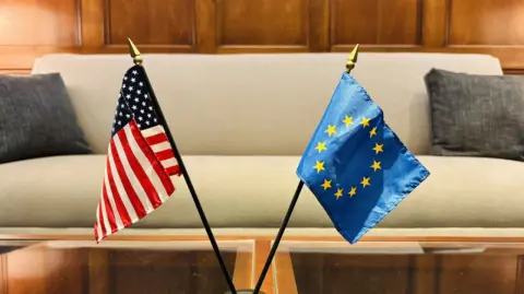 Los países miembros de la Unión Europea votaron este jueves a favor de aprobar aranceles de represalia sobre 93,000 millones de euros de productos estadounidenses, que podrían imponerse en caso de que el bloque no logre alcanzar un acuerdo comercial con Washington.

Para más información del tema, visita: https://www.eleconomista.com.mx/empresas/ue-apoya-posibles-aranceles-represalia-109-000-millones-dolares-productos-eu-20250724-769599.html

¡Síguenos en nuestras redes sociales para mantenerte informado!

Twitter: https://twitter.com/eleconomista 
Facebook: https://www.facebook.com/ElEconomista.mx
Instagram: https://www.instagram.com/eleconomistamx
LinkedIn: https://www.linkedin.com/company/el-economista/

#ElEconomista #EETV