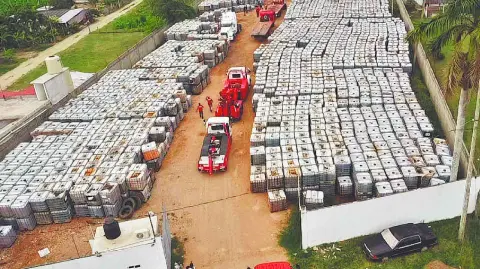 Confirmó investigaciones penales y colaboración con Estados Unidos para desmantelar redes ilegales vinculadas incluso al crimen organizado.

Para más información del tema, visita: https://www.eleconomista.com.mx/politica/sheinbaum-promete-ultimas-consecuencias-frenar-huachicol-fiscal-20250724-769626.html

¡Síguenos en nuestras redes sociales para mantenerte informado!

Twitter: https://twitter.com/eleconomista 
Facebook: https://www.facebook.com/ElEconomista.mx
Instagram: https://www.instagram.com/eleconomistamx
LinkedIn: https://www.linkedin.com/company/el-economista/

#ElEconomista #EETV #Huachicol