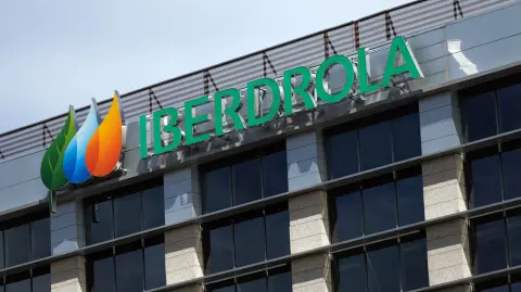 La presidenta Claudia Sheinbaum aclaró que aún no hay confirmación oficial de la intención de Iberdrola de salir del país, luego de que medios españoles informaron que la compañía energética planea vender 15 plantas de energía renovable valoradas en alrededor de 4,000 millones de euros.

Para más información del tema, visita: https://www.eleconomista.com.mx/empresas/sheinbaum-asegura-hay-confirmacion-iberdrola-deje-mexico-20250724-769614.html

¡Síguenos en nuestras redes sociales para mantenerte informado!

Twitter: https://twitter.com/eleconomista 
Facebook: https://www.facebook.com/ElEconomista.mx
Instagram: https://www.instagram.com/eleconomistamx
LinkedIn: https://www.linkedin.com/company/el-economista/

#ElEconomista #EETV