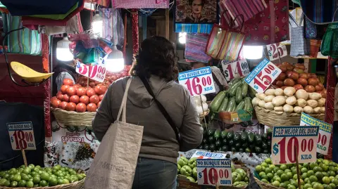 La inflación en México se moderó en la primera mitad de julio más de lo previsto, aunque el índice subyacente continuó por encima de la meta del Banxico, respaldando las perspectivas de que reducirá el ritmo de sus recortes a la tasa de interés. 

Para más información del tema, visita: https://www.eleconomista.com.mx/economia/inflacion-mexico-desacelera-3-55-primera-quincena-julio-20250724-769607.html 

¡Síguenos en nuestras redes sociales para mantenerte informado! 

Twitter: https://twitter.com/eleconomista 
Facebook: https://www.facebook.com/ElEconomista.mx 
Instagram: https://www.instagram.com/eleconomistamx 
LinkedIn: https://www.linkedin.com/company/el-economista/ 

#ElEconomista #EETV