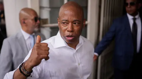 La fiscal general, Pam Bondi, informó de que el Departamento de Justicia está demandando a la ciudad de Nueva York y a su alcalde "por seguir obstruyendo la aplicación de la ley con políticas de 'ciudad santuario'".

Para más información del tema, visita: https://www.eleconomista.com.mx/internacionales/administracion-trump-demanda-eric-adams-alcalde-nueva-york-politicas-migratorias-20250724-769710.html

¡Síguenos en nuestras redes sociales para mantenerte informado!

Twitter: https://twitter.com/eleconomista 
Facebook: https://www.facebook.com/ElEconomista.mx
Instagram: https://www.instagram.com/eleconomistamx
LinkedIn: https://www.linkedin.com/company/el-economista/

#ElEconomista #EETV