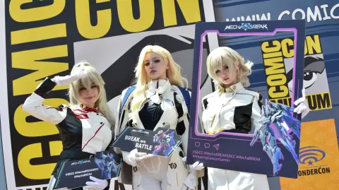 Cosplayers del videojuego MechaBreak posan fuera del centro de convenciones durante la Comic Con International en San Diego, California.