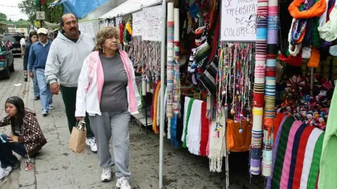 La informalidad aumentó 1.7% en México, es decir, 6 de cada 10 negocios viven en la informalidad.

Para más información del tema, visita: https://www.eleconomista.com.mx/el-empresario/aumenta-informalidad-negocios-mexicanos-20250724-769668.html

¡Síguenos en nuestras redes sociales para mantenerte informado!

Twitter: https://twitter.com/eleconomista 
Facebook: https://www.facebook.com/ElEconomista.mx
Instagram: https://www.instagram.com/eleconomistamx
LinkedIn: https://www.linkedin.com/company/el-economista/

#ElEconomista #EETV #Negocios