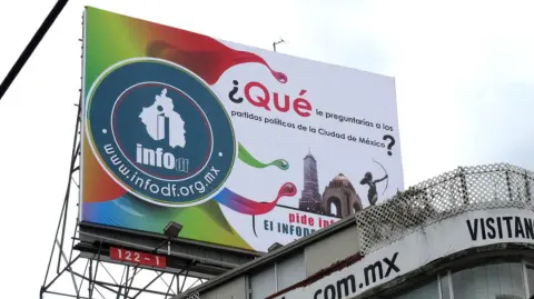 La publicidad exterior genera alrededor de 6,000 millones de pesos anuales en México, pero la falta de regulación y la corrupción los vuelven un riesgo para la población.

Para más información del tema, visita: https://www.eleconomista.com.mx/econohabitat/lonas-espectaculares-ley-clara-riesgo-temporada-lluvias-20250725-769748.html

¡Síguenos en nuestras redes sociales para mantenerte informado!

Twitter: https://twitter.com/eleconomista 
Facebook: https://www.facebook.com/ElEconomista.mx
Instagram: https://www.instagram.com/eleconomistamx
LinkedIn: https://www.linkedin.com/company/el-economista/

#ElEconomista #EETV