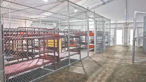 La Agencia Federal para el Manejo de Emergencias (FEMA) se prepara para enviar 608 millones de dólares a los estados para construir centros de detención de inmigrantes, como parte del impulso del gobierno de Donald Trump para ampliar la capacidad de retención de migrantes.

Para más información del tema, visita: https://www.eleconomista.com.mx/internacionales/fema-dara-estados-608-millones-dolares-construir-centros-detencion-inmigrantes-20250725-769830.html 

¡Síguenos en nuestras redes sociales para mantenerte informado!

Twitter: https://twitter.com/eleconomista 
Facebook: https://www.facebook.com/ElEconomista.mx
Instagram: https://www.instagram.com/eleconomistamx
LinkedIn: https://www.linkedin.com/company/el-economista/

#ElEconomista #EETV #Migración