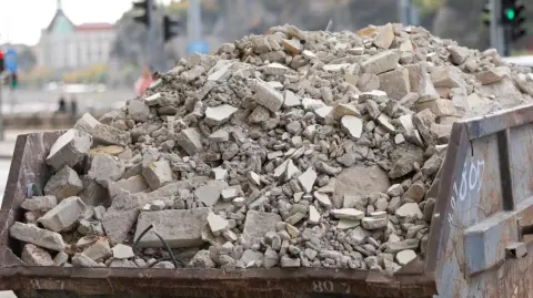 La industria de la construcción genera unos 2 200 millones de toneladas anuales de residuos a nivel global.