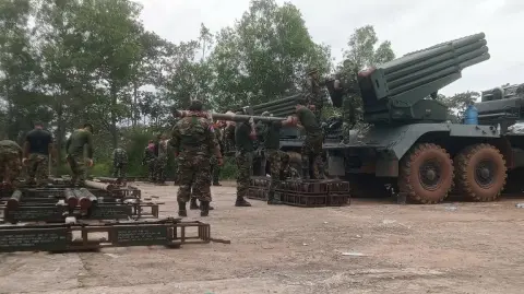 El Ejército tailandés admite las acusaciones sobre uso de bombas de racimo pero matiza que van exclusivamente dirigidas contra objetivos militares. 

Para más información del tema, visita: https://www.eleconomista.com.mx/internacionales/tailandia-impone-ley-marcial-zonas-fronterizas-conflicto-camboya-20250725-769872.html

¡Síguenos en nuestras redes sociales para mantenerte informado!

Twitter: https://twitter.com/eleconomista 
Facebook: https://www.facebook.com/ElEconomista.mx
Instagram: https://www.instagram.com/eleconomistamx
LinkedIn: https://www.linkedin.com/company/el-economista/
T

#ElEconomista #EETV