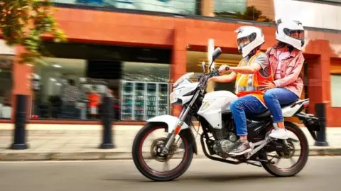 En el primer trimestre de 2025 se registraron más de 7,500 colisiones con motocicletas, con saldo de 54 fallecimientos.

Para más información del tema, visita: https://www.eleconomista.com.mx/politica/servicio-moto-apps-ilegal-esto-dicen-autoridades-cdmx-accidente-usuaria-perdio-vida-20250726-769915.html

¡Síguenos en nuestras redes sociales para mantenerte informado!

Twitter: https://twitter.com/eleconomista 
Facebook: https://www.facebook.com/ElEconomista.mx
Instagram: https://www.instagram.com/eleconomistamx
LinkedIn: https://www.linkedin.com/company/el-economista/
T

#ElEconomista #EETV