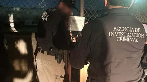 Tanto el predio como los objetos asegurados quedaron bajo resguardo del Ministerio Público Federal, que mantiene abierta una investigación por delitos relacionados con hidrocarburos en contra de quien o quienes resulten responsables.

Para más información del tema, visita: https://www.eleconomista.com.mx/politica/fgr-asegura-1-8-millones-litros-hidrocarburo-cateo-reynosa-tamaulipas-20250726-769936.html

¡Síguenos en nuestras redes sociales para mantenerte informado!

Twitter: https://twitter.com/eleconomista 
Facebook: https://www.facebook.com/ElEconomista.mx
Instagram: https://www.instagram.com/eleconomistamx
LinkedIn: https://www.linkedin.com/company/el-economista/

#ElEconomista #EETV #FGR