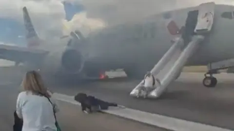 Videos publicados en redes sociales y reproducidos en los medios locales mostraron a los pasajeros evacuando frenéticamente el avión por un tobogán de emergencia, mientras el humo salía por la parte de atrás del aparato.

Para más información del tema, visita: https://www.eleconomista.com.mx/internacionales/video-evacuan-avion-pasajeros-american-airlines-estados-unidos-incendio-frenos-20250727-769961.html

¡Síguenos en nuestras redes sociales para mantenerte informado!

Twitter: https://twitter.com/eleconomista 
Facebook: https://www.facebook.com/ElEconomista.mx
Instagram: https://www.instagram.com/eleconomistamx
LinkedIn: https://www.linkedin.com/company/el-economista/

#ElEconomista #EETV #AmericanAirlines