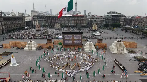 Escenificación monumental de la fundación de Tenochtitlan.