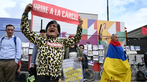 Un tribunal declaró al expresidente colombiano Álvaro Uribe culpable de manipulación de testigos.