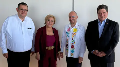 Al centro Octavio de la Torre, presidente de la Concanaco Servytur y Catalina Domínguez, presidenta de Canacope Monterrey y vicepresidenta en NL de Concanaco Servytur.