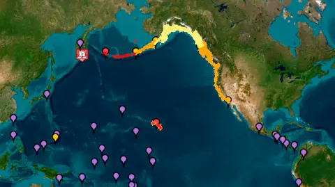 Esta imagen cortesía del Sistema de Alerta de Tsunamis de la Administración Nacional Oceánica y Atmosférica muestra alertas de tsunami (rojo), avisos (naranja), vigilancias (amarillo) y amenazas (violeta) después de que un terremoto de 8.7 azotara el extremo este de Rusia el 30 de julio de 2025.