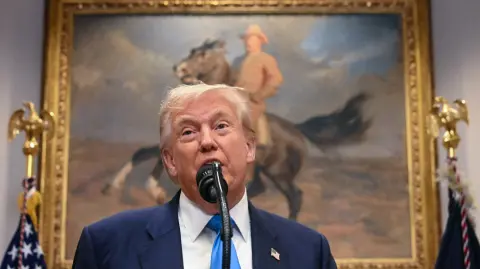 El presidente de Estados Unidos aseguró que Corea del Sur se comprometió a invertir en Estados Unidos 350,000 millones de dólares.

Para más información del tema, visita: https://www.eleconomista.com.mx/empresas/eu-corea-sur-logran-acuerdo-comercial-aranceles-15-afirma-donald-trump-20250730-770518.html

¡Síguenos en nuestras redes sociales para mantenerte informado!

Twitter: https://twitter.com/eleconomista 
Facebook: https://www.facebook.com/ElEconomista.mx
Instagram: https://www.instagram.com/eleconomistamx
LinkedIn: https://www.linkedin.com/company/el-economista/

#ElEconomista #EETV