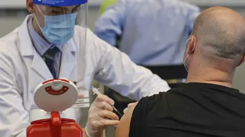 Vinay Prasad abandonó la agencia tras sólo tres meses como director del Centro de Evaluación e Investigación Biológica.

Para más información del tema, visita: https://www.eleconomista.com.mx/internacionales/vinay-prasad-maximo-jefe-vacunas-fda-deja-agencia-90-dias-mando-20250730-770513.html

¡Síguenos en nuestras redes sociales para mantenerte informado!

Twitter: https://twitter.com/eleconomista 
Facebook: https://www.facebook.com/ElEconomista.mx
Instagram: https://www.instagram.com/eleconomistamx
LinkedIn: https://www.linkedin.com/company/el-economista/

#ElEconomista #EETV  #FDA