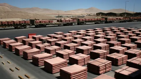 Chile, el mayor productor mundial de cobre y principal proveedor de Estados Unidos, celebró el giro que dio el miércoles el presidente Donald Trump al imponer aranceles a este metal con un alcance menor al esperado y dejar fuera las exportaciones chilenas.

¡Síguenos en nuestras redes sociales para mantenerte informado!

Twitter: https://twitter.com/eleconomista 
Facebook: https://www.facebook.com/ElEconomista.mx
Instagram: https://www.instagram.com/eleconomistamx
LinkedIn: https://www.linkedin.com/company/el-economista/

#ElEconomista #EETV