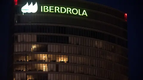 La empresa española de agua y energías renovables Cox acordó comprar los activos de Iberdrola en México en una operación que valora el negocio en 4,200 millones de dólares.

Para más información del tema, visita: https://www.eleconomista.com.mx/empresas/iberdrola-vende-activos-mexico-espanola-cox-4-200-millones-dolares-20250731-770659.html

¡Síguenos en nuestras redes sociales para mantenerte informado!

Twitter: https://twitter.com/eleconomista 
Facebook: https://www.facebook.com/ElEconomista.mx
Instagram: https://www.instagram.com/eleconomistamx
LinkedIn: https://www.linkedin.com/company/el-economista/

#ElEconomista #EETV