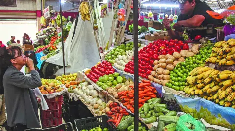 La Encuesta Nacional de Ingresos y Gastos en los Hogares (ENIGH) 2024 reveló que las familias en México gastan 5,994 pesos mensuales en alimentos.

Para más información del tema, visita: https://www.eleconomista.com.mx/finanzaspersonales/gastan-hogares-mexicanos-alimentos-encabezan-lista-38-ingreso-20250731-770595.html

¡Síguenos en nuestras redes sociales para mantenerte informado!

Twitter: https://twitter.com/eleconomista 
Facebook: https://www.facebook.com/ElEconomista.mx
Instagram: https://www.instagram.com/eleconomistamx
LinkedIn: https://www.linkedin.com/company/el-economista/

#ElEconomista #EETV  #INEGI