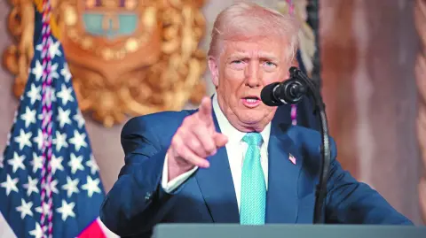 El presidente estadounidense, Donald Trump, advirtió este jueves a las grandes compañías farmacéuticas que si no bajan los precios sufrirán represalias, anunció la Casa Blanca.

Para más información del tema, visita: https://www.eleconomista.com.mx/empresas/trump-presiona-jefes-17-farmaceuticas-bajar-precios-medicamentos-eu-20250731-770679.html

¡Síguenos en nuestras redes sociales para mantenerte informado!

Twitter: https://twitter.com/eleconomista 
Facebook: https://www.facebook.com/ElEconomista.mx
Instagram: https://www.instagram.com/eleconomistamx
LinkedIn: https://www.linkedin.com/company/el-economista/

#ElEconomista #EETV