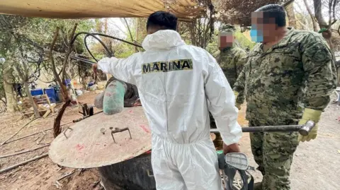 En una operación conjunta entre fuerzas estatales y federales, fue asegurado y destruido un presunto “narcocampamento” en el municipio de Huejuquilla El Alto, al norte de Jalisco, una región identificada como territorio del Cártel Jalisco Nueva Generación (CJNG).

Para más información del tema, visita: https://www.eleconomista.com.mx/politica/aseguran-nuevo-narcocampamento-improvisado-cartel-jalisco-20250731-770616.html

¡Síguenos en nuestras redes sociales para mantenerte informado!

Twitter: https://twitter.com/eleconomista 
Facebook: https://www.facebook.com/ElEconomista.mx
Instagram: https://www.instagram.com/eleconomistamx
LinkedIn: https://www.linkedin.com/company/el-economista/

#ElEconomista #EETV