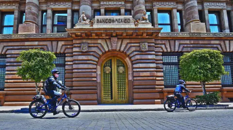 Especialistas del sector privado ajustaron al alza su expectativa de crecimiento para el Producto Interno Bruto (PIB) de México de este año a 0.20%, según los resultados de la Encuesta aplicada por el Banco de México (Banxico).

Para más información del tema, visita: https://www.eleconomista.com.mx/economia/especialistas-suben-0-20-prevision-pib-esperan-inflacion-4-11-encuesta-banxico-20250801-770848.html

¡Síguenos en nuestras redes sociales para mantenerte informado!

Twitter: https://twitter.com/eleconomista 
Facebook: https://www.facebook.com/ElEconomista.mx
Instagram: https://www.instagram.com/eleconomistamx
LinkedIn: https://www.linkedin.com/company/el-economista/

#ElEconomista #EETV