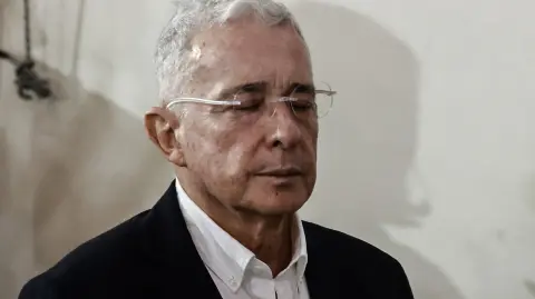 Uribe, que gobernó Colombia entre 2002 y 2010, fue hallado culpable el lunes de obstruir a la justicia y manipular a testigos para evitar que lo vincularan con los paramilitares.