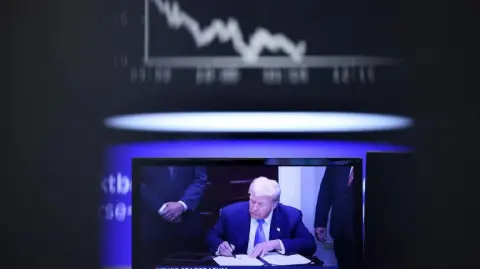 Los mercados bursátiles mundiales operan con pérdidas este viernes después de que el presidente estadounidense, Donald Trump, anunciara aranceles a decenas de socios comerciales que entrarán en vigor el 7 de agosto.

Para más información del tema, visita: https://www.eleconomista.com.mx/mercados/bolsas-mundiales-operan-perdidas-nuevos-aranceles-trump-20250801-770856.html

¡Síguenos en nuestras redes sociales para mantenerte informado!

Twitter: https://twitter.com/eleconomista 
Facebook: https://www.facebook.com/ElEconomista.mx
Instagram: https://www.instagram.com/eleconomistamx
LinkedIn: https://www.linkedin.com/company/el-economista/
T

#ElEconomista #EETV