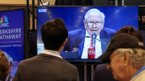 El conglomerado de Buffett es seguido de cerca por los inversores, porque su amplia gama de negocios se considera un microcosmos de la economía de EU.

Para más información del tema, visita: https://www.eleconomista.com.mx/internacionales/aranceles-trump-afectan-negocios-bienes-consumo-warren-buffett-berkshire-20250802-770973.html

¡Síguenos en nuestras redes sociales para mantenerte informado!

Twitter: https://twitter.com/eleconomista 
Facebook: https://www.facebook.com/ElEconomista.mx
Instagram: https://www.instagram.com/eleconomistamx
LinkedIn: https://www.linkedin.com/company/el-economista/

#ElEconomista #EETV #Aranceles #WarrenBuffet