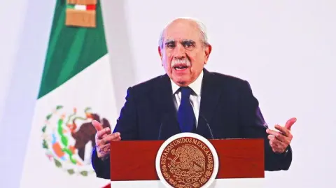 Pablo Gómez deja la titularidad de la Unidad de Inteligencia Financiera (UIF), para encabezar la nueva comisión.

Para más información del tema, visita: https://www.eleconomista.com.mx/arteseideas/industria-musical-amenazada-grupos-generados-ia-20250802-770982.html

¡Síguenos en nuestras redes sociales para mantenerte informado!

Twitter: https://twitter.com/eleconomista 
Facebook: https://www.facebook.com/ElEconomista.mx
Instagram: https://www.instagram.com/eleconomistamx
LinkedIn: https://www.linkedin.com/company/el-economista/
T

#ElEconomista #EETV