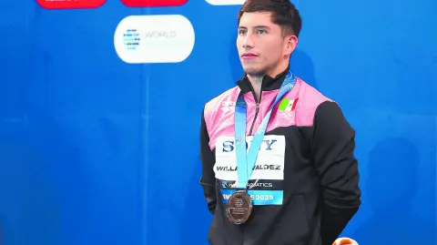 Diving - World Aquatics Championships -  Men 10m platform - Final - OCBC Aquatic Centre, Singapore - August 3, 2025Bronze medallist Mexico's Randal Willars Valdez on the podium during the medal ceremony REUTERS/Jeremy Lee