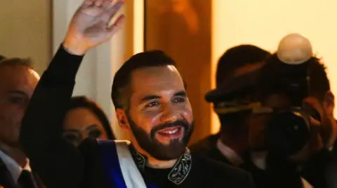 En un trámite exprés, el Congreso, dominado por el oficialismo, aprobó el jueves una reforma constitucional que permite la reelección indefinida, amplía el mandato de cinco a seis años, y elimina la segunda vuelta electoral.

Para más información del tema, visita: https://www.eleconomista.com.mx/internacionales/bukele-niega-reeleccion-indefinida-sea-democracia-salvador-20250803-771044.html

¡Síguenos en nuestras redes sociales para mantenerte informado!

Twitter: https://twitter.com/eleconomista 
Facebook: https://www.facebook.com/ElEconomista.mx
Instagram: https://www.instagram.com/eleconomistamx
LinkedIn: https://www.linkedin.com/company/el-economista/

#ElEconomista #eetv #NayibBukele