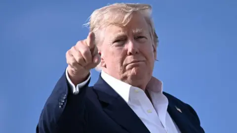 De los 14 tratados de libre comercio que tiene EU con 20 países, el de América del Norte fue el único que se mantuvo con cero arancel para la mayoría de las exportaciones.