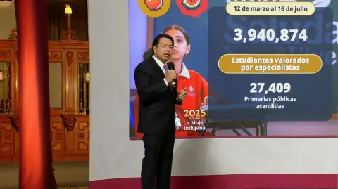 El gobierno de México informó que el programa “Vive Saludable, Vive Feliz”, impulsado por el gobierno federal en coordinación con el IMSS y la SEP, ha permitido detectar que casi el 37% de niñas y niños de escuelas primarias públicas presentan problemas de sobrepeso u obesidad.

Para más información del tema, visita: https://www.eleconomista.com.mx/politica/gobierno-detecta-obesidad-caries-problemas-visuales-ninos-ninas-20250804-771133.html
Twitter: https://twitter.com/eleconomista 
Sitio web: https://www.eleconomista.com.mx/ 
Facebook: https://www.facebook.com/ElEconomista.mx 

#ElEconomista #CapitalHumano #EETV