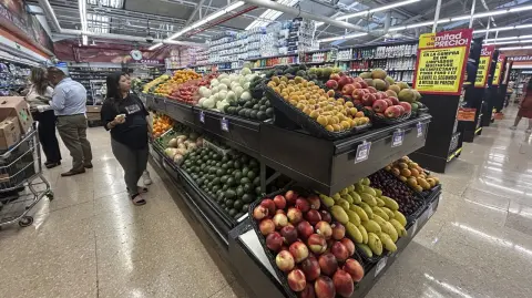 La confianza de los consumidores reportó en julio una mejoría luego del desplome que sufrió en el mes previo, de acuerdo con la información publicada por el Inegi.