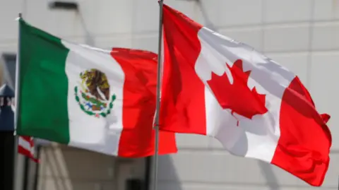 Banderas de México y Canadá.