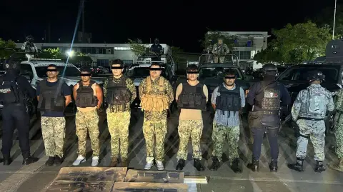 El Secretario de Seguridad y Protección Ciudadana reportó un operativo en Comalcalco que forma parte de la Estrategia Nacional contra la Extorsión, que ya suma 46 personas detenidas desde julio.

Para más información del tema, visita: https://www.eleconomista.com.mx/politica/garcia-harfuch-confirma-detencion-seis-sujetos-portaban-armas-drogas-tabasco-20250805-771355.html

¡Síguenos en nuestras redes sociales para mantenerte informado!

Twitter: https://twitter.com/eleconomista 
Facebook: https://www.facebook.com/ElEconomista.mx
Instagram: https://www.instagram.com/eleconomistamx
LinkedIn: https://www.linkedin.com/company/el-economista/

#ElEconomista #EETV