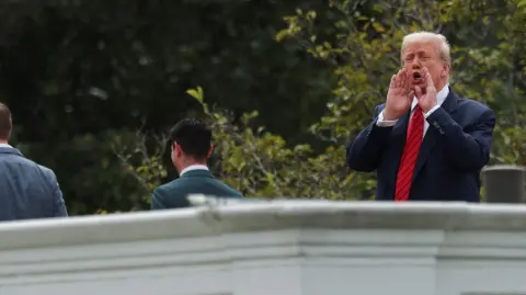 El expresidente Trump bromeó sobre instalar misiles nucleares desde la Casa Blanca, mientras crecen las tensiones con Rusia.

Para más información del tema, visita: https://www.eleconomista.com.mx/internacionales/trump-bromea-sobre-misiles-nucleares-subir-techo-casa-blanca-20250805-771358.html

¡Síguenos en nuestras redes sociales para mantenerte informado!

Twitter: https://twitter.com/eleconomista 
Facebook: https://www.facebook.com/ElEconomista.mx
Instagram: https://www.instagram.com/eleconomistamx
LinkedIn: https://www.linkedin.com/company/el-economista/

#ElEconomista #EETV