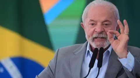 El presidente de Brasil, Luiz Inácio Lula da Silva, se presentó como un abanderado del multilateralismo en un mundo fracturado en una entrevista con Reuters, en la que reveló planes de hablar con los líderes de India y China para discutir una respuesta conjunta de los BRICS a los aranceles de Estados Unidos.

Para más información del tema, visita: https://www.eleconomista.com.mx/empresas/lula-discutira-aranceles-trump-brics-20250806-771522.html

¡Síguenos en nuestras redes sociales para mantenerte informado!

Twitter: https://twitter.com/eleconomista 
Facebook: https://www.facebook.com/ElEconomista.mx
Instagram: https://www.instagram.com/eleconomistamx
LinkedIn: https://www.linkedin.com/company/el-economista/

#ElEconomista #EETV