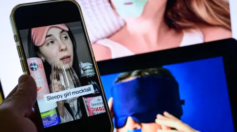 "Sleepmaxxing", vendajes bucales o balanceos de cuello con cuerdas, una tendencia viral en redes sociales que promueve rutinas extremas para la hora de dormir que prometen un sueño perfecto.