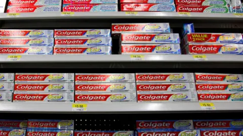 Autoridades sanitarias advierten riesgos por el uso de la crema dental Colgate Total Clean Mint y el consumo prolongado de Tajín con dióxido de silicio.

Para más información del tema, visita: https://www.eleconomista.com.mx/empresas/cofepris-retira-pasta-colgate-total-clean-mint-consumidor-lanza-alerta-tajin-20250807-771682.html

¡Síguenos en nuestras redes sociales para mantenerte informado!

Twitter: https://twitter.com/eleconomista 
Facebook: https://www.facebook.com/ElEconomista.mx
Instagram: https://www.instagram.com/eleconomistamx
LinkedIn: https://www.linkedin.com/company/el-economista/

#ElEconomista #EETV